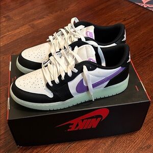 Nike White and Purple Sneakers with Black Details